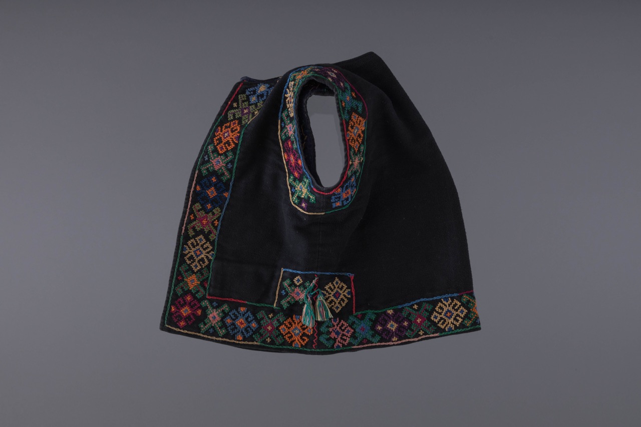 Дитяча вишита камізелька